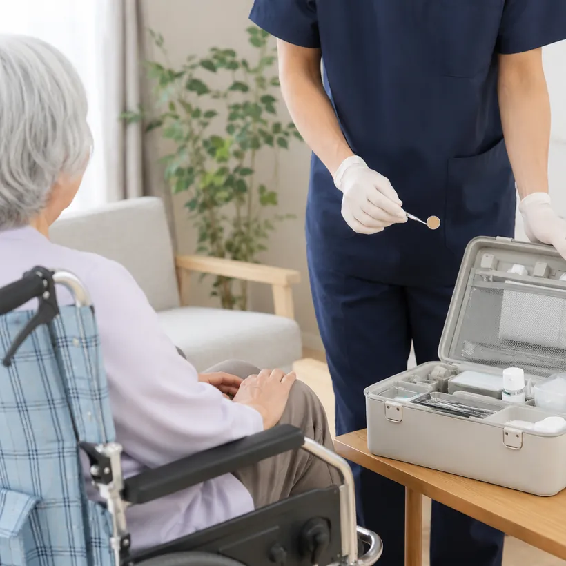 ご自宅で車いすの方へ訪問歯科診療を行う様子